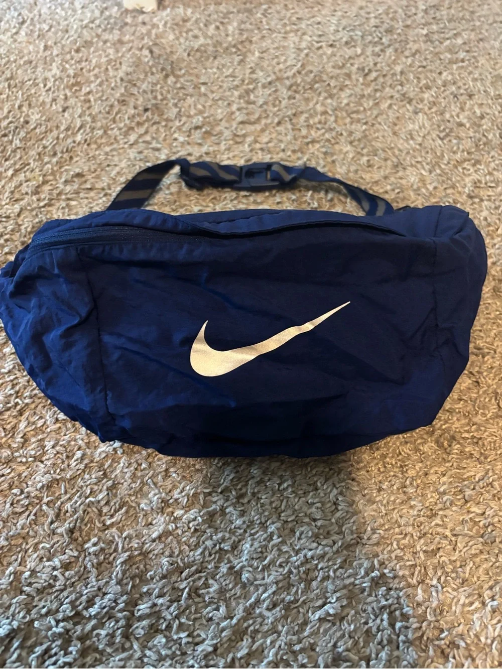 Nike Girls' Navy Blue Hooded Pullover. Size XL kids (12-14)